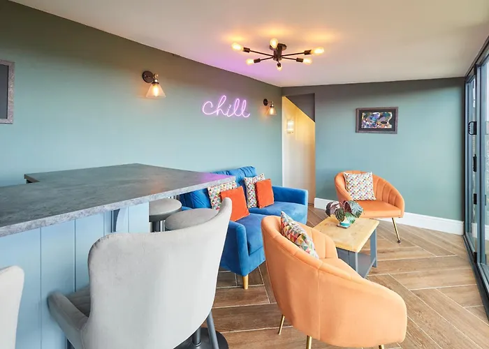 Host & - Devereux House