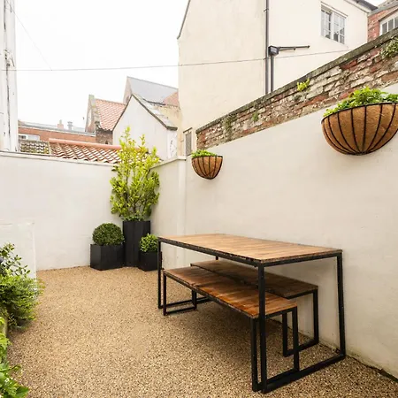 Host & - Devereux House *