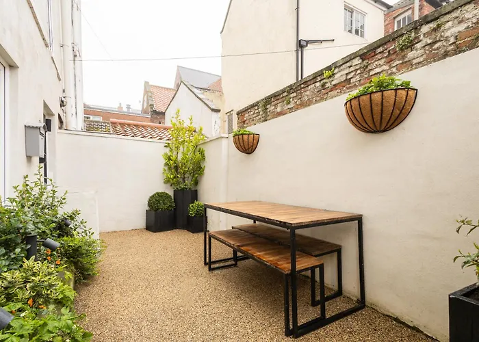 Host & - Devereux House *